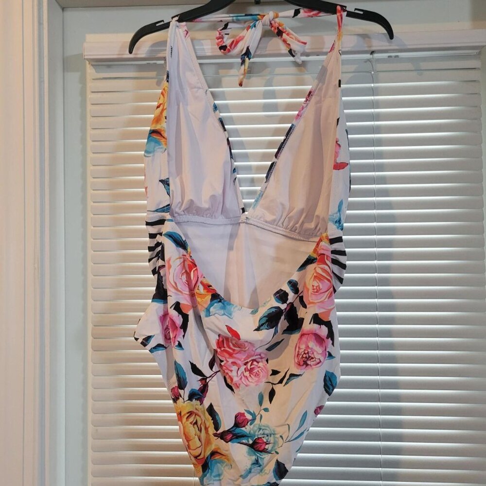 Cupshe Bold Floral and Stripe Halter One Piece Swimsuit 2X - Picture 5 of 6